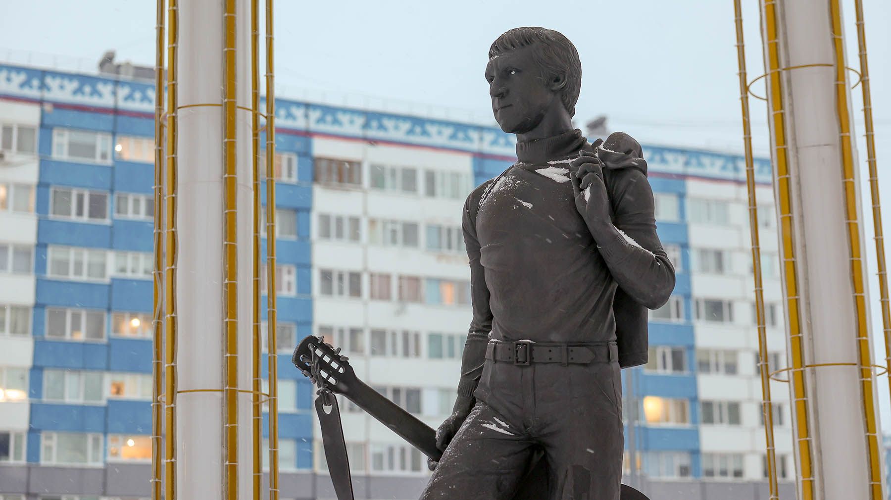 Памятник Владимиру Высоцкому в Новом Уренгое.