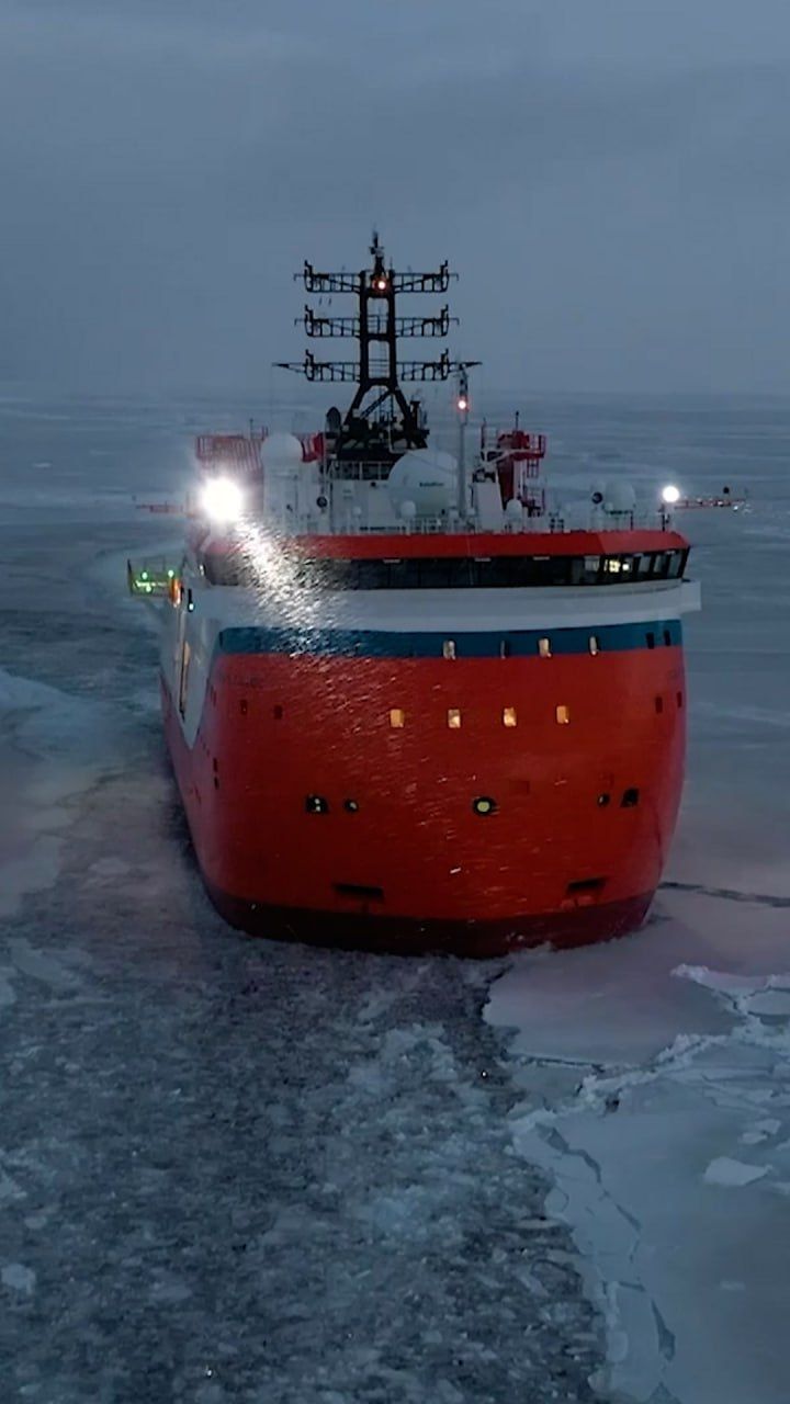 Ледостойкая платформа «Северный полюс» успешно завершила первый рейс в Арктику